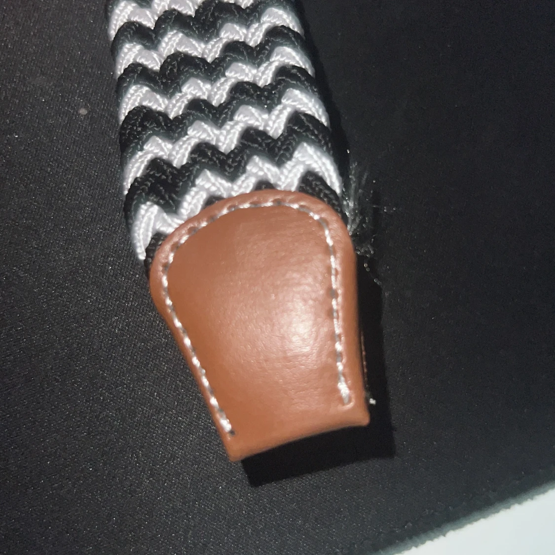 Svartvitt flätat bälte med bruna skinn-detaljer - 2