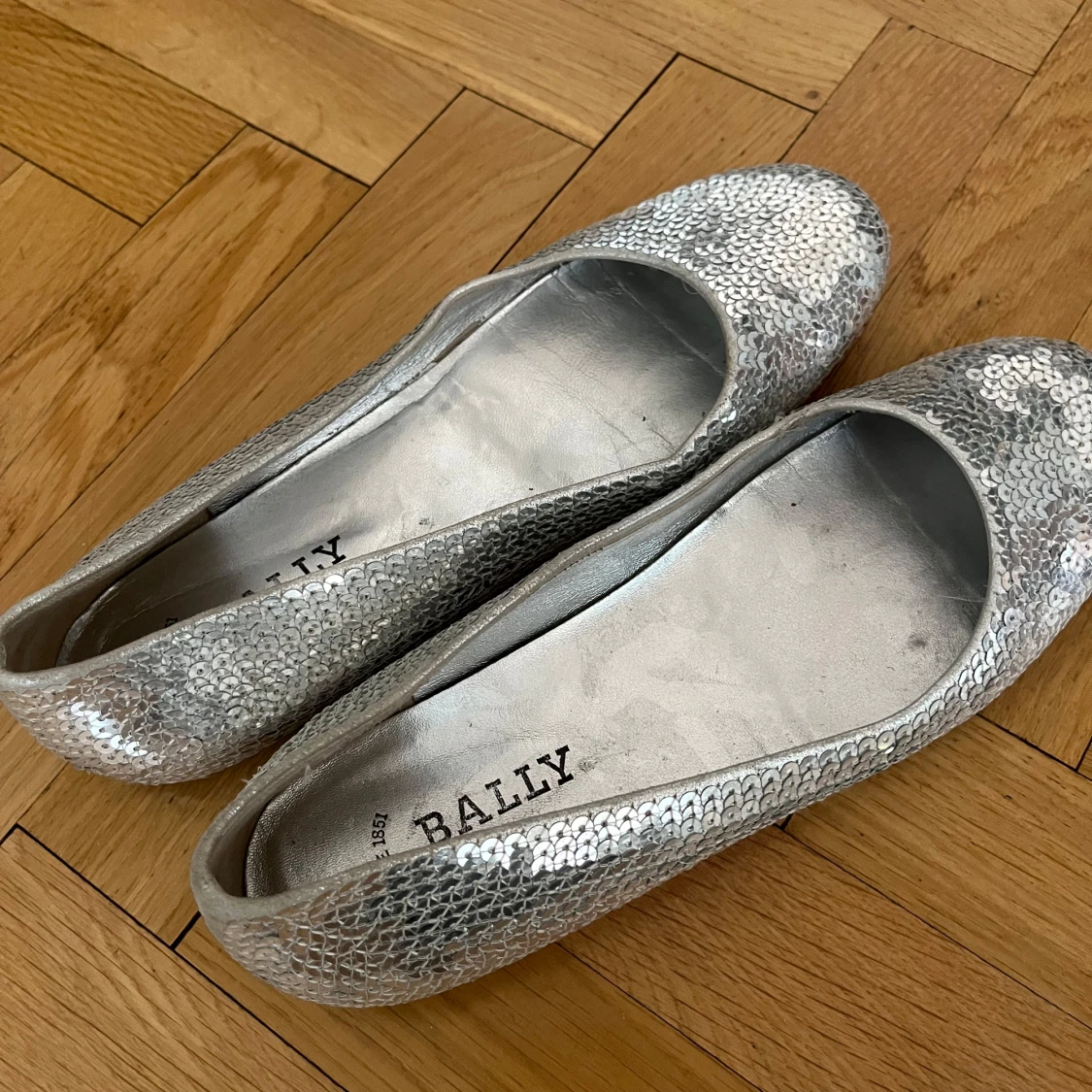 Silvriga ballerinaskor med paljetter från Bally - 1