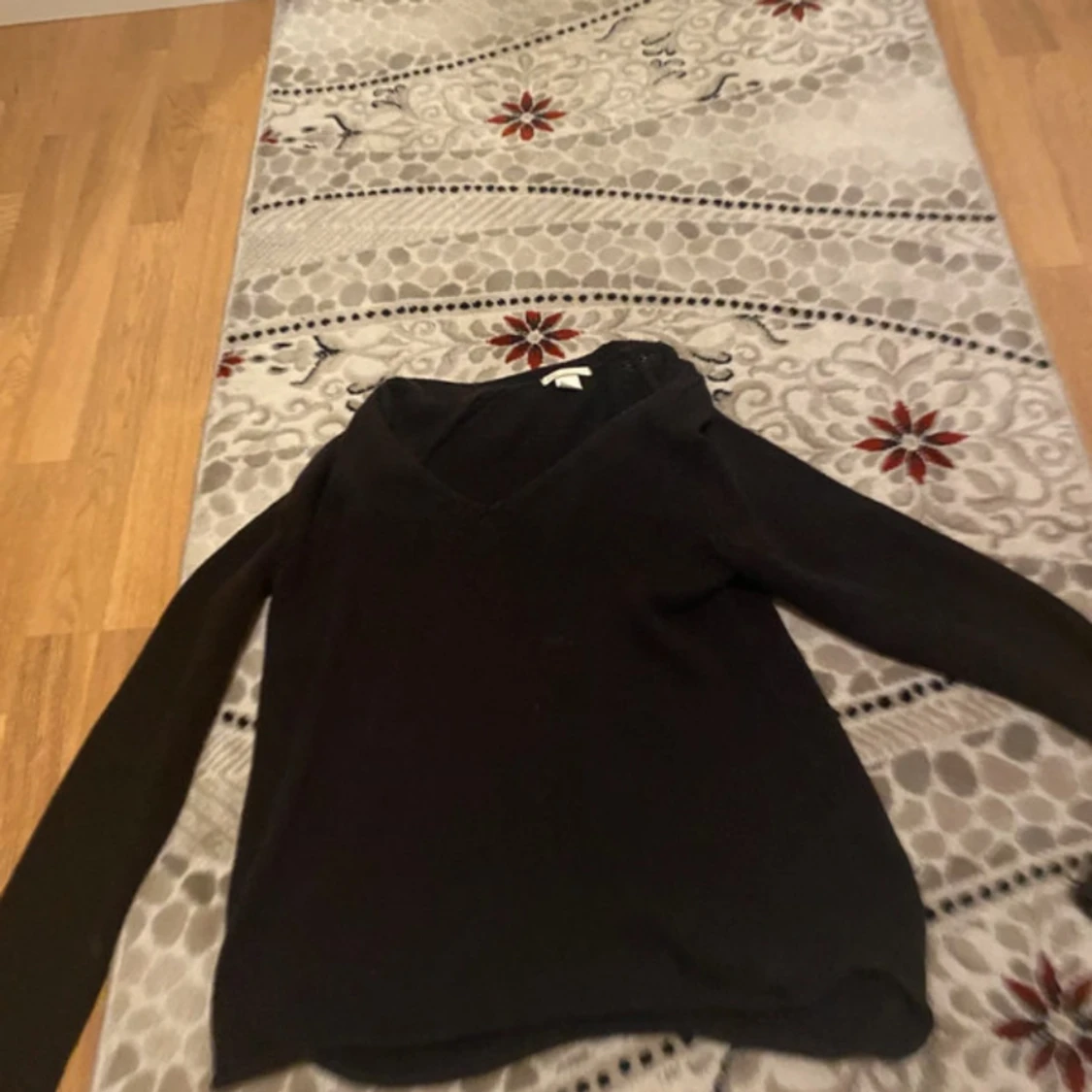 Svart v-ringad tröja från H&M BASIC