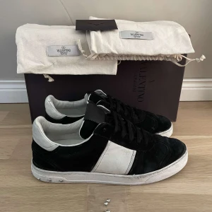 Valentino flycrew  - Valentino flycrew || skick 7/10 || stl: 40 || tillbehör: box + en reserv-nit || skon är pyttelite smutsig, även lite sliten på vänstra hälen, annars bra skick! || pris kan diskuteras || hör av er vid funderingar mvh LuxuryTrends🙌