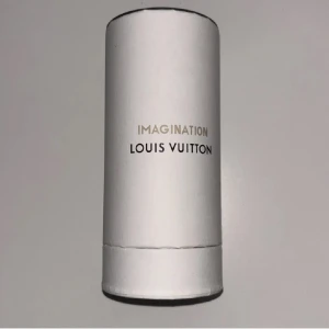 Imagination Eau de Parfum från Louis Vuitton - Imagination Eau de Parfum från Louis Vuitton. Flaskan är genomskinlig med ljusblått innehåll och svart lock. Kommer i elegant vit förpackning med guld- och svart text. Lyxig och modern doft för herr.