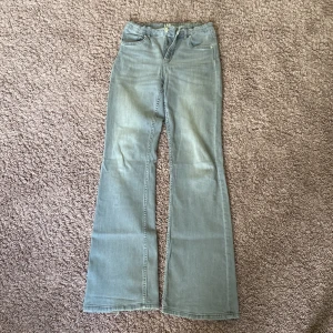 Bootcut jeans - Säljer mina jättefina grå bootcut jeans köpta på Kappahl!💗 Jeansen är i mycket bra skicka, endast smått slitna längst ner. De är medelhöga i midjan och går att spänna in så de passar. Storlek 170 men skulle säga att de passar S, S/M och M! Älskar dessa men måste sälja för att de inte passar mig helt i storleken!💗   Bara att höra av er vid frågor eller om ni vill ha mått, jag postar snabbt!🎀💗
