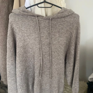 Stickad hoodie - Mysig beige/brun stickad hoodie med huva. Den är knappt använd från lindex i S