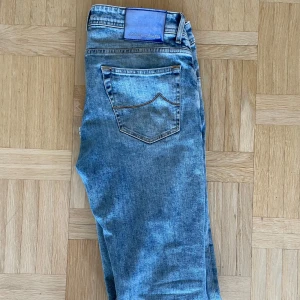 Ljusblå jeansbyxor från Jacob Cohen - Säljer dessa fråscha Jacob Cohens i storlekt 33. Säljer pga slitage vid skrev, som är lappat samt går att lappa om. Pris kan diskuterad!