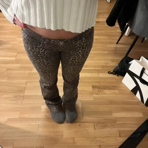 Leopardmönstrade bootcut byxor - Säljer ett par snygga leopardmönstrade byxor med bootcut passform. Byxorna har hög midja och är i ett stretchigt material som sitter skönt. Perfekta för dig som vill sticka ut lite extra med din outfit! Slitage längst ner vid byxbenen