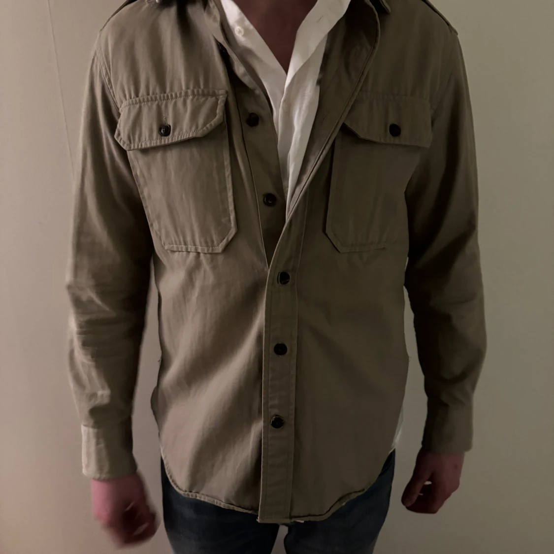 Beige overshirt med knappar