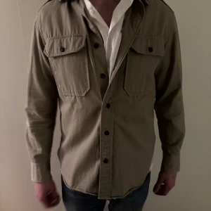 Beige overshirt med knappar - Säljer åt min kille : Beige overshirt från Banana Republic. Storlek S. Jättebra skick.