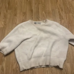 Trekvarts ärmad tröja från Zara  - Superfin vit stickad tröja från Zara, knappt använd. Mudd längst ner och längst ut på armarna 