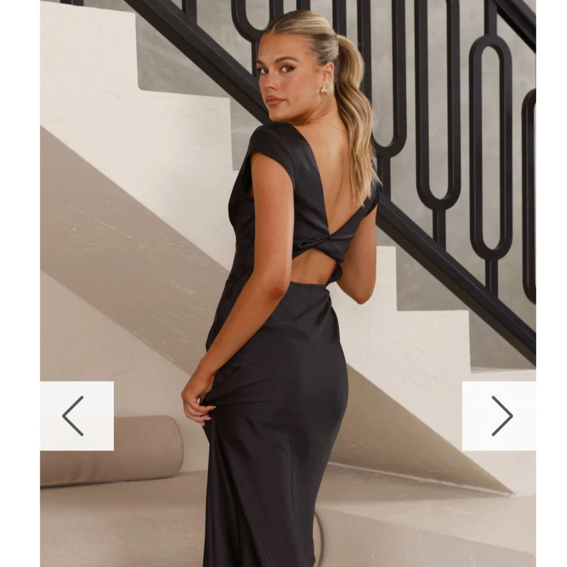 Svart långklänning med öppen rygg och twistdetalj - 1