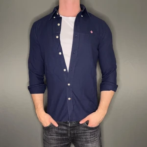 Morris skjorta - Hej säljer nu min fina Morris skjorta i storlek S. Den är i nyskick och kommer vara otroligt snygg nu i vår och framåt sommaren. Nypris cirka 1600kr! Vi kommer att sälja liknande produkter nu i vår och närmare sommar så glöm inte följa profilen!🌊🍾