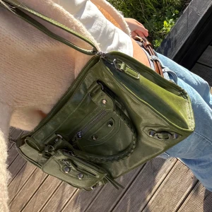 Olivgrön väska - Säljer denna fina väska då den inte kommer till användning, perfekt för våren och sommaren!🩷