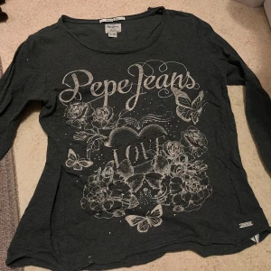 Cool tröja! - Jätte cool mörkgrå tröja ifrån pepe jeans! Lite liten då den är i barn storlek 164 men skulle säga att den funkar på xs/s! Skriv vid frågor !