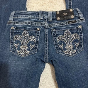 Miss Me lowrise och bootcut jeans  - Miss Me lowrise och bootcut jeans, i perfekt skick 💕 innerben  är 77cm och passar mig som är 168💕