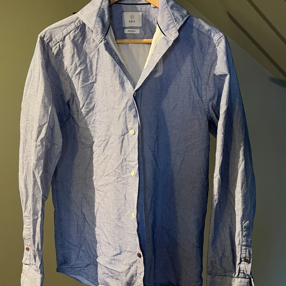 Blåvit mönstrad skjorta från Bläck