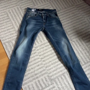 Replay Grover Jeans - Ett par riktigt schyssta Replay jeans i modell Grover. Svinbra skick på brallerna och inga defekter.