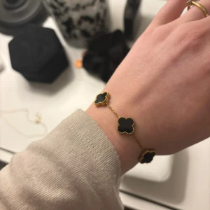 Klöver armband svart/guld - Helt ny, endast testad på. Fast pris! Rostfritt stål, tål vatten  16+5 extra cm  Tryck på köp knappen direkt