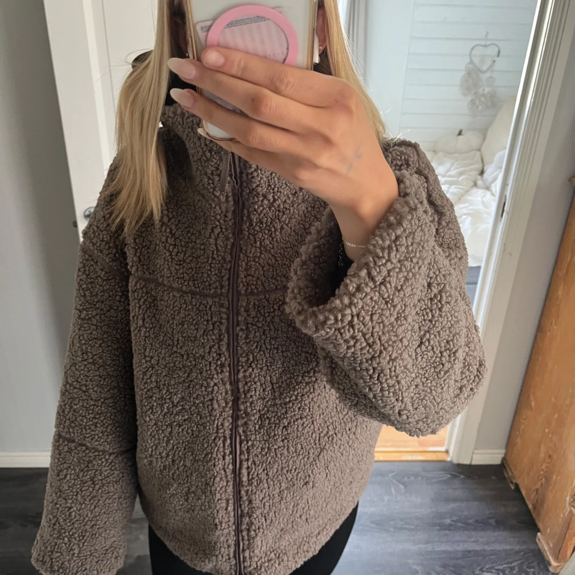 Beige teddyjacka från ginatricot 