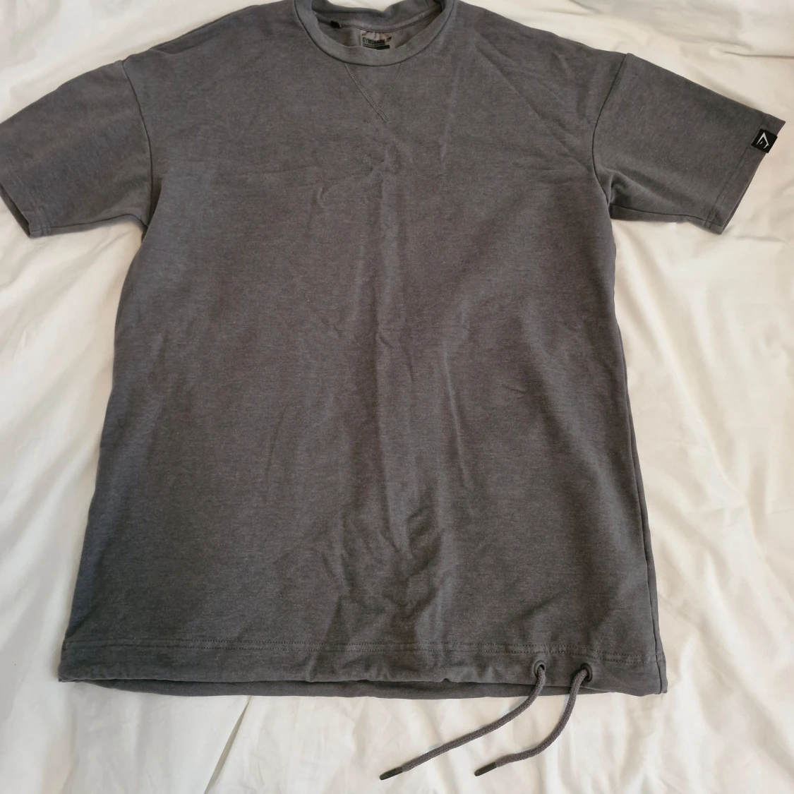 Grå t-shirt från Gymshark med snörning Stl S - 4