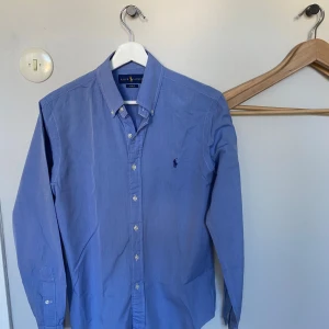 Ralph Lauren skjorta - En blå Ralph Lauren skjort i mycket bra skick den är i storlek S. Hör av er vid intresse!!