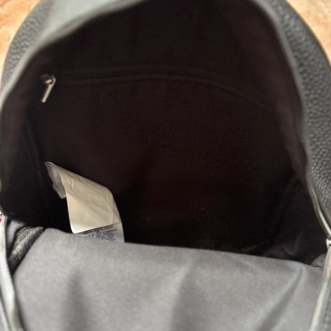 Svart ryggsäck i syntet - 1