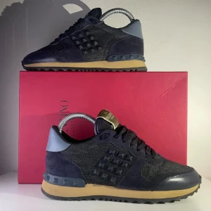 Valentino - Säljer ett par stilrena Valentino skor. Skorna är i bra skick och i en snygg färg, priset kan diskuteras