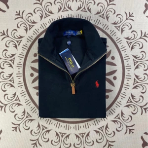 Gråmelerad halvzip tröja från Polo Ralph Lauren - Snygg gråmelerad tröja från Polo Ralph Lauren med halv dragkedja och klassisk krage. Tröjan har broderad logga på bröstet och är perfekt för en stilren look. Passar både till jeans och chinos. 699kr styck 