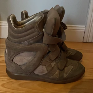 Isabel marant klackar - Super fina Isabel marant klackar i beige, storlek 38! Använt men fint skick, har en liten skada på tån som synd på bilder.