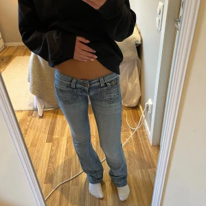Ljusblå lågmidjade jeans från Only - Säljer ett par jätte snygga  ljusblå jeans från Only med låg midja och bootcut.  Jag har även sytt dom lite mer lågmidjade. Skriv om ni undrar något! Det är även ett väldigt litet hål uppe vid benet vid sömen men det är inget som syns och går ganska enkelt att laga. 