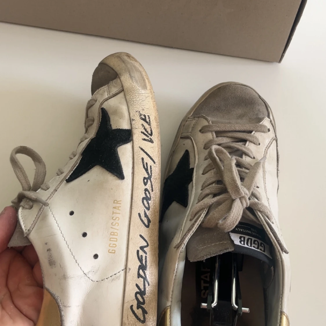 Golden Goose sneakers med svart stjärna - 1