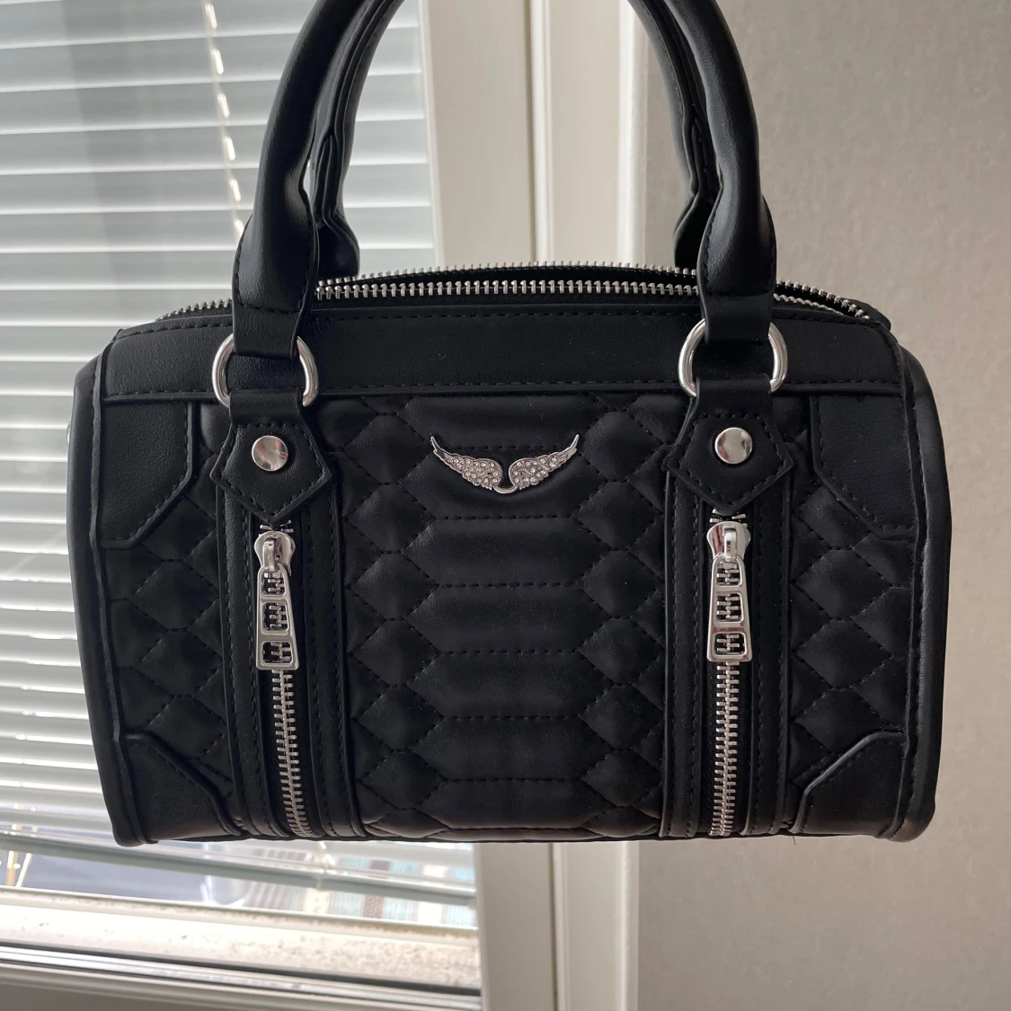 Svart handväska med silverdetaljer