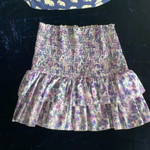 Maje volangkjol  - Drööööööömig kjol! Den är jätte fin och skön, riktigt len (100% polyester) köpt på Majes affär för över 3000. Som ny