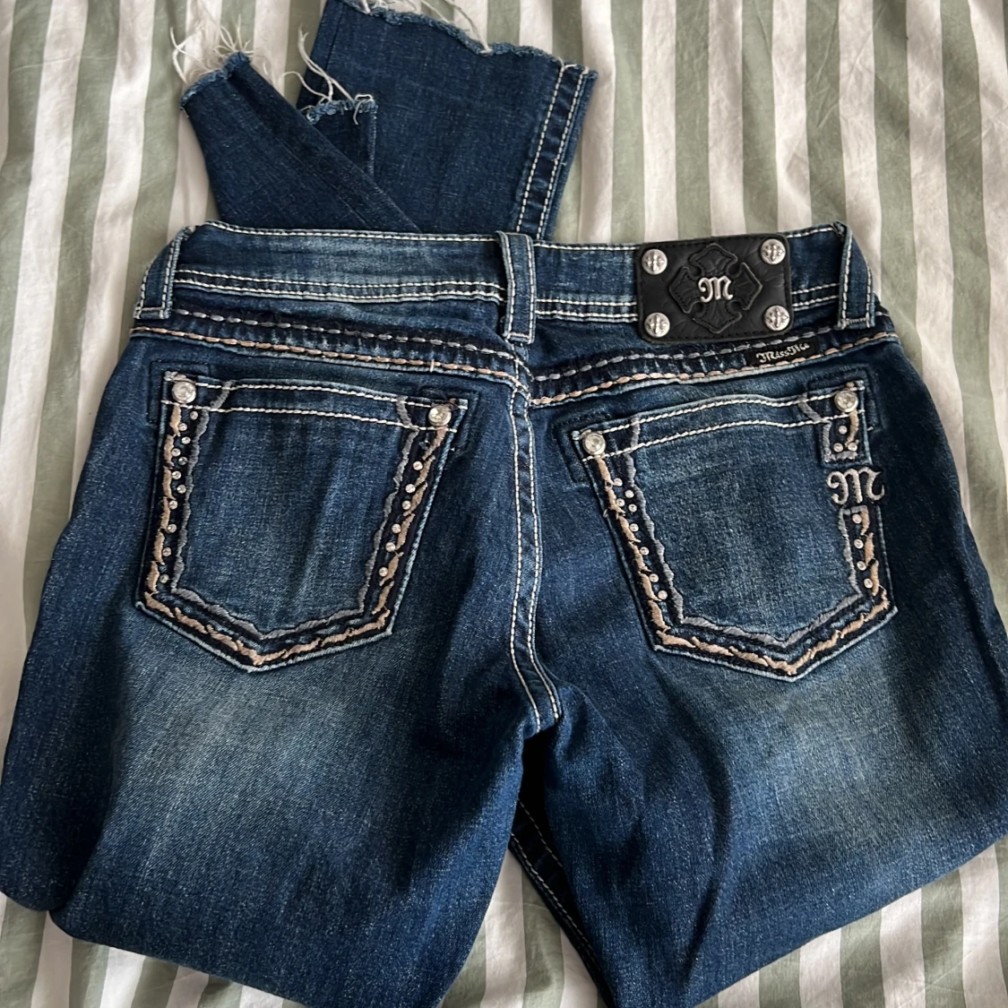 Mörkblå jeansbyxor från Miss Me med dekorativa detaljer - 1