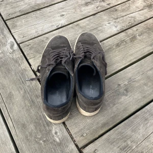 Svarta sneakers med snörning - Säljer ett par feta bruna mocka grisch skor från Vagabond. De är i storlek 44/45. De är köpta för ungefär 1500 kr. De inte så mycket täcken på användning, de är bara lite smutsiga. Priset ej hugget i sten 