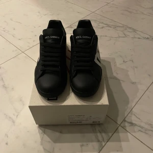 Dolce Gabbana skor  - Säljer mina golce Gabbana skor i storlek 10,5 vilket motsvarar 45. är i nyskick 