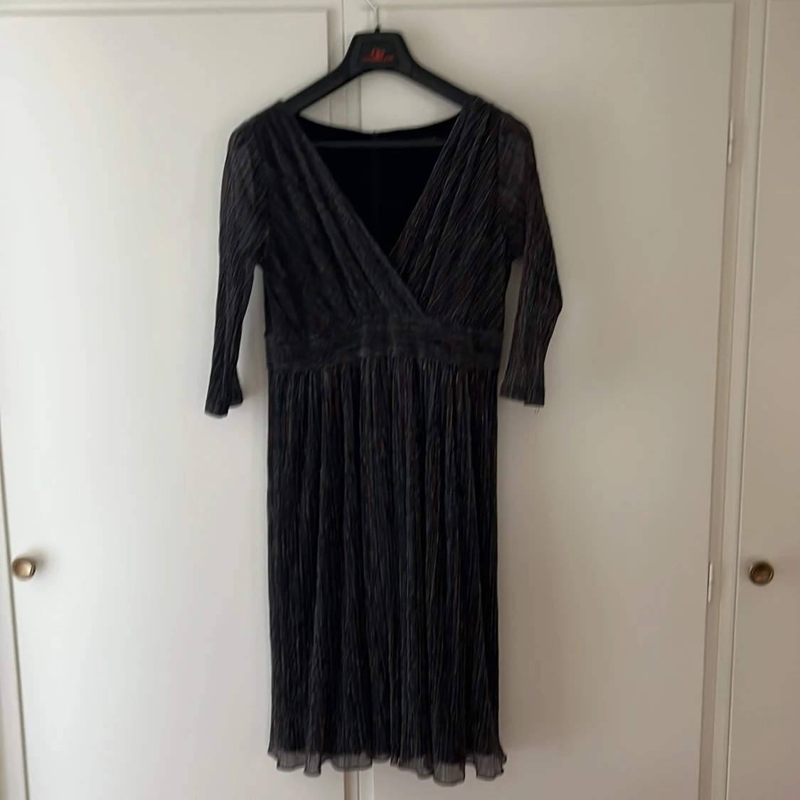 Glittrig klänning från SWING