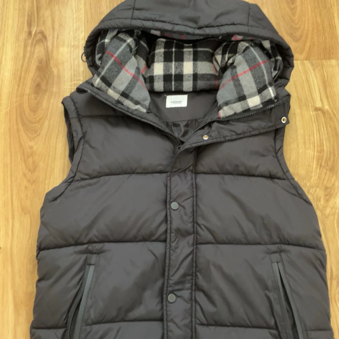 Svart dunväst från Burberry med huva - 1