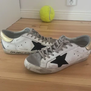 golden goose - säljer nu mina golden goose då de ej kommer till användning  box o sånt finns ej kvar storlek 43. Skicket är helt ok, blir 9/10 efter en liten tvätt😁hör av er! Ge prisförslag