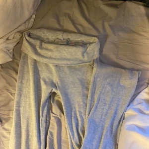 Ljusgrå yoga pants med knytband - Mjukis från Gina barn avdelningen. Super sköna och fina. Man ska vika ner dom