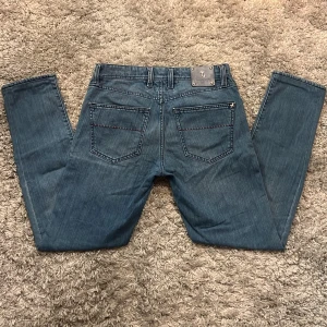 Tramarossa Leonardo - Säljer dessa riktigt snygga och sköna Tramarossa jeansen. De är i modellen Leonardo, som har en slim passform. Jeansen är i storlek 32 och är i fint skick, inga defekter. Bara att skriva över frågor och funderingar.