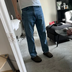 Blå baggy jeans från Bershka - Säljer ett par blå baggy jeans från Bershka.  Killen på bilden (jag) är 184 men tror man ska va lite kortare för att de ska sitta som bäst