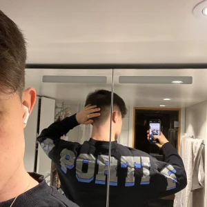 Svart sweatshirt med tryck - Köp tröjan och vinn chansen att göra min dag, få en sweatshirt på köpet🤗Sitter bra på dig som är mellan 185 och 175 men om du verkligen älskar den och är 174, kanske även du kan bära den om du gör det bra, helt upp till dig dock. måste lowkey va tufft att va under 175 så om du är det kan du skriva till mig för tips and tricks för att bli längre, stanna hård💪