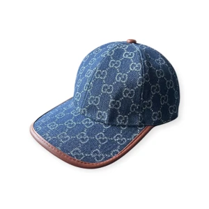 Gucci Denim Baseball Cap – GG Monogram - Snygg Gucci-keps i denim med det klassiska GG-monogrammet. Justerbar passform och läderdetaljer. Väldigt sparsamt använd – i toppskick utan några defekter. 