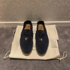 Loro Piana Summer Charm walks - Loro Piana Summer Carm Walk i använt skick, därav priset. Köpta begagnat av en kvinna i Notting Hill så reserverar mig för autencitet. Därav inga äkthetsbevis men ser ut som de jag själv köpt från hemsida. Dustbags medföljer! Möts upp eller postas efter Swish🎀Priset är diskuterbart! 