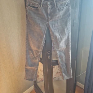 Svarta Levis jeans 710 super skinny 27 - Köpta av mig på vinted och lite för små för mig. Där finns lite slitningar på hällorna och benen är avklippta av tidigare ägare. Fler bilder finns få!  Modell 710 super skinny  Väldigt stretchiga och sköna annars om dom hade passat hade det blivit favotiter!  Nypris 849kr   Storlek 27 syns på lappen, motsvarar 71,8cm midja och 94cm höft från deras egna storleksguide  Alla kläder rollas innan de skickas då katt finns i hemmet!🐈  #levis #levis710 #levis710superskinny #levisjeans #levissvartajeans 
