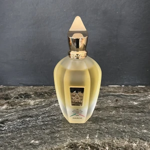 Xerjoff Naxos Eau de Parfum 100ml - Lyxig parfym från Xerjoff, Naxos | Parfymen är full (endast testad), 100/100 ml kvar | Kommer i exklusiv läder förpackning och sin original låda | Digitalt kvitto från Notino finns och fås med vid köp🧾 | Nypris: ca 3000 kr, mitt pris: 2499 kr |