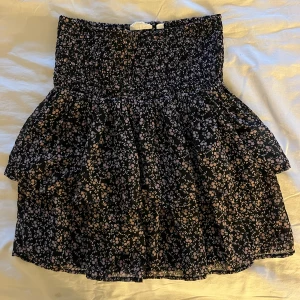 Volangkjol - Superfin volangkjol från Kappahl, knappt använd! Storlek 170 men passar mig som vanligtvis har Xs-S 🤍(kjolen har även en svart underkjol som är bra utifall det blåser ute osv)