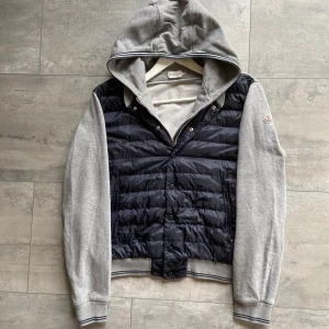 Moncler cardigan  - Säljer nu denna sjukt snygga cardigan från Moncler! Skick 9/10 - inga defekter. Nypris ca 9000kr, mitt pris endast 2699kr! Köptes från Trendsellers AB (kvitto finns). Storlek XXL (barn) - sitter som M/L (vuxen). Be om bild med den på vid intresse. Hör av er vid funderingar!