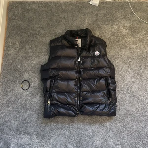 Moncler väst - Tja! Säljer en moncler väst i storlek medium, bra skick använd 2-3 gånger. Köpte här på plick. Pris går såklart att diskutera. Snabb frakt!!