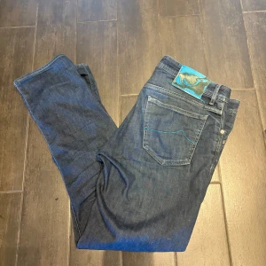 Mörkblå jeans från Jacob Cohen - Säljer ett par mörkblå jeans från Jacob Cohen - storlek 35 - bra skick - model j688 - vid frågor eller funderingar är det bara att fråga!