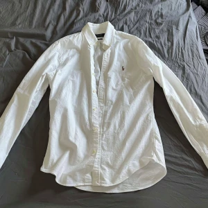 Ralph Lauren Skjorta - Tja! Säljer denna väldigt fina Ralph Lauren Skjorta då jag är sugen på testa något annat. Storlek M Vid fler frågor tveka inte på att höra av dig Mvh Ludde